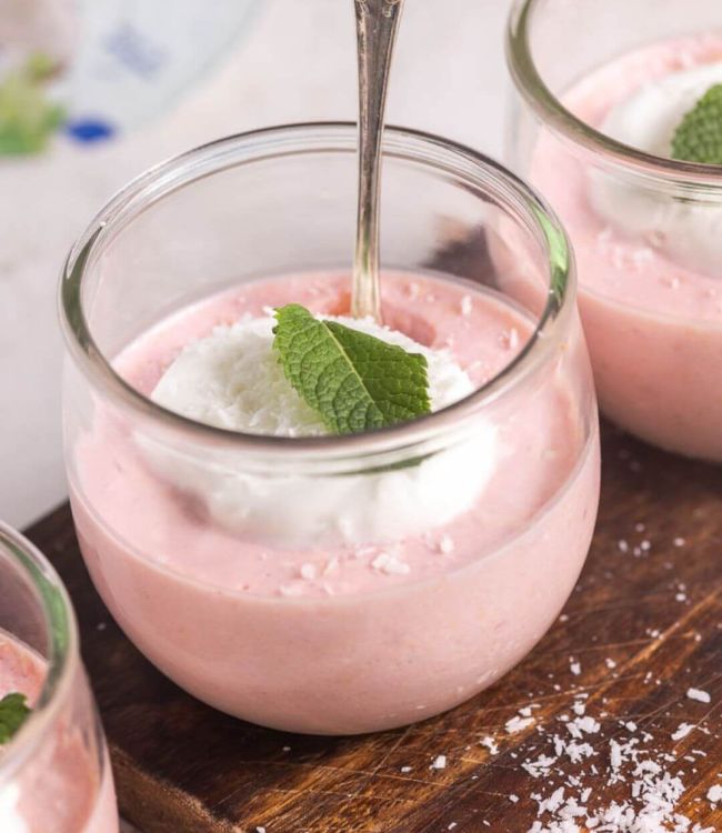 Pudding all’anguria e yogurt greco al cocco