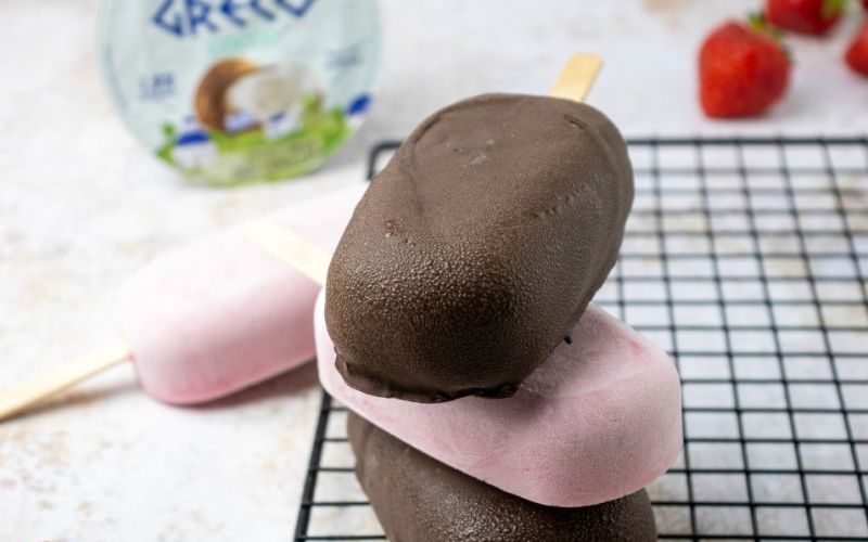 Gelato con yogurt greco cocco e fragole