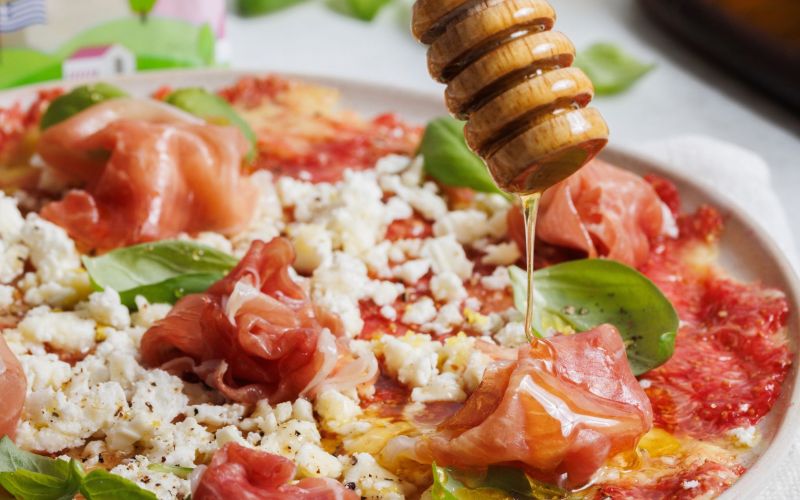 Carpaccio di fichi con Feta senza lattosio Kionas e prosciutto crudo