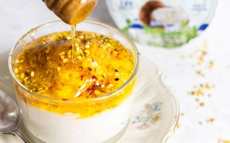 Yogurt al cocco con pistacchio, pesca e miele