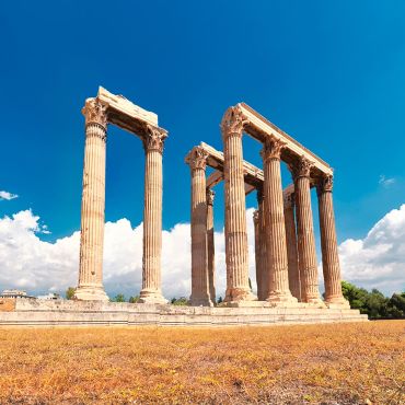 Rovine del Tempio di Zeus Olimpio ad Atene sotto un cielo azzurro