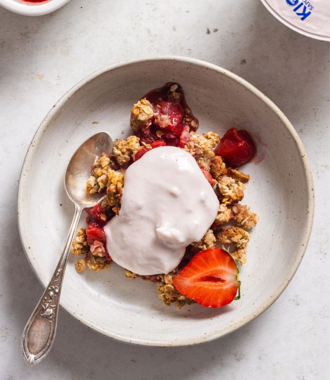 Crumble con fragole e yogurt greco