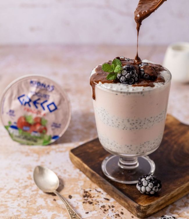 Chia pudding con yogurt greco alle fragole