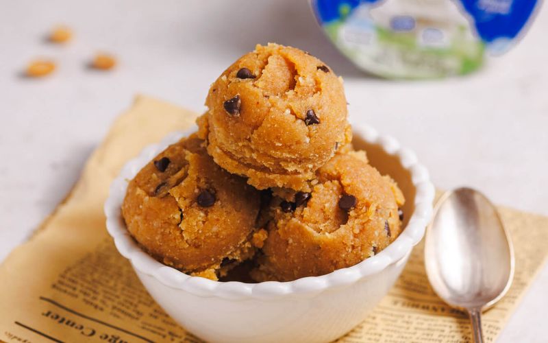 Cookie dough con yogurt greco, burro di arachidi e cioccolato fondente