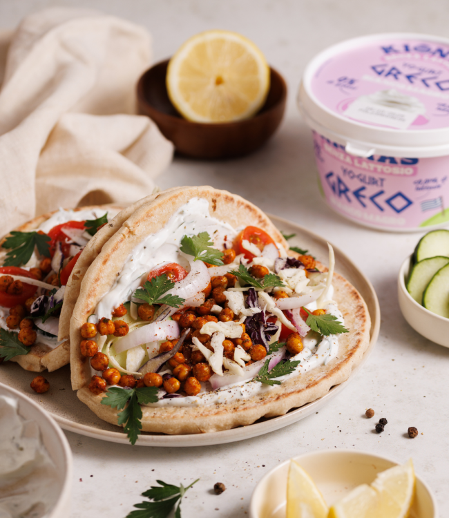 Pita con Yogurt Greco alle erbe e ceci croccanti