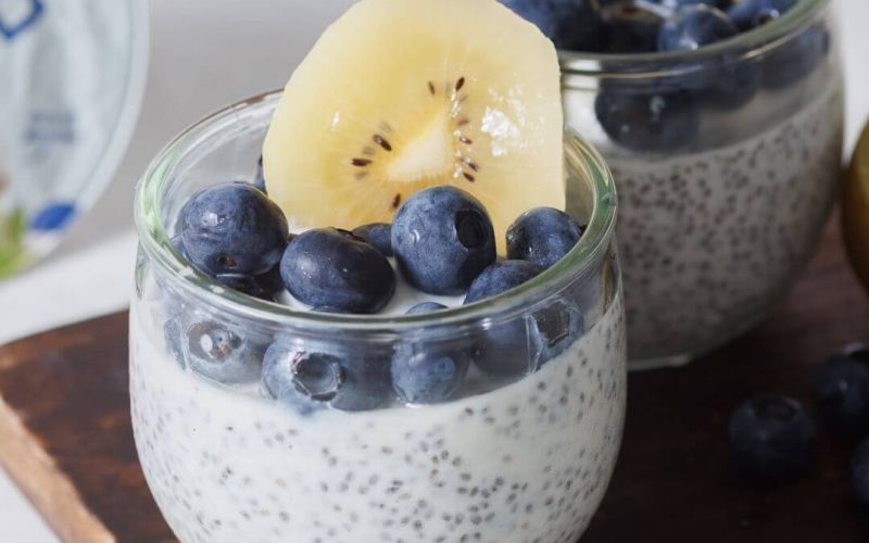 Chia pudding con yogurt greco al cocco, kiwi e mirtilli