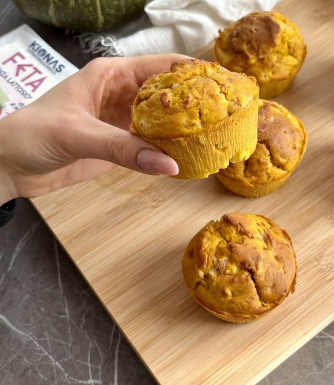 Muffin salati con feta, zucca e porro