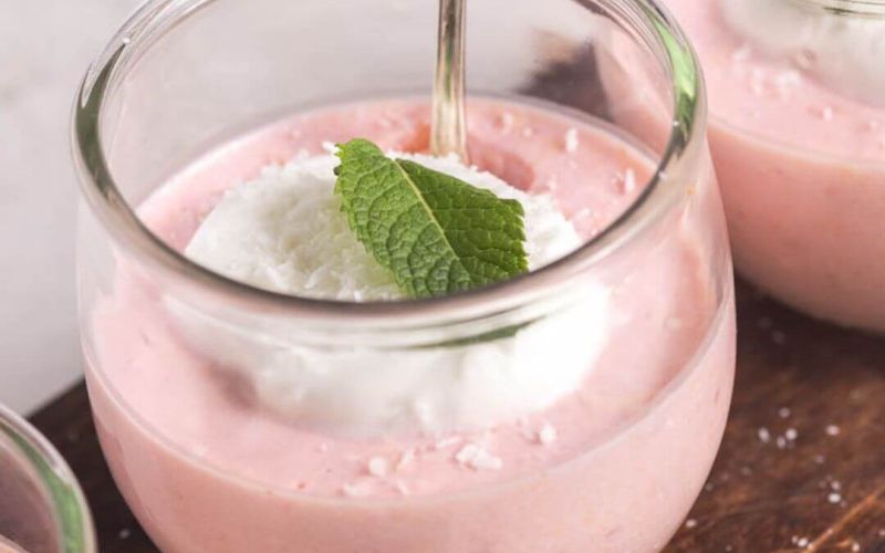 Pudding all’anguria e yogurt greco al cocco