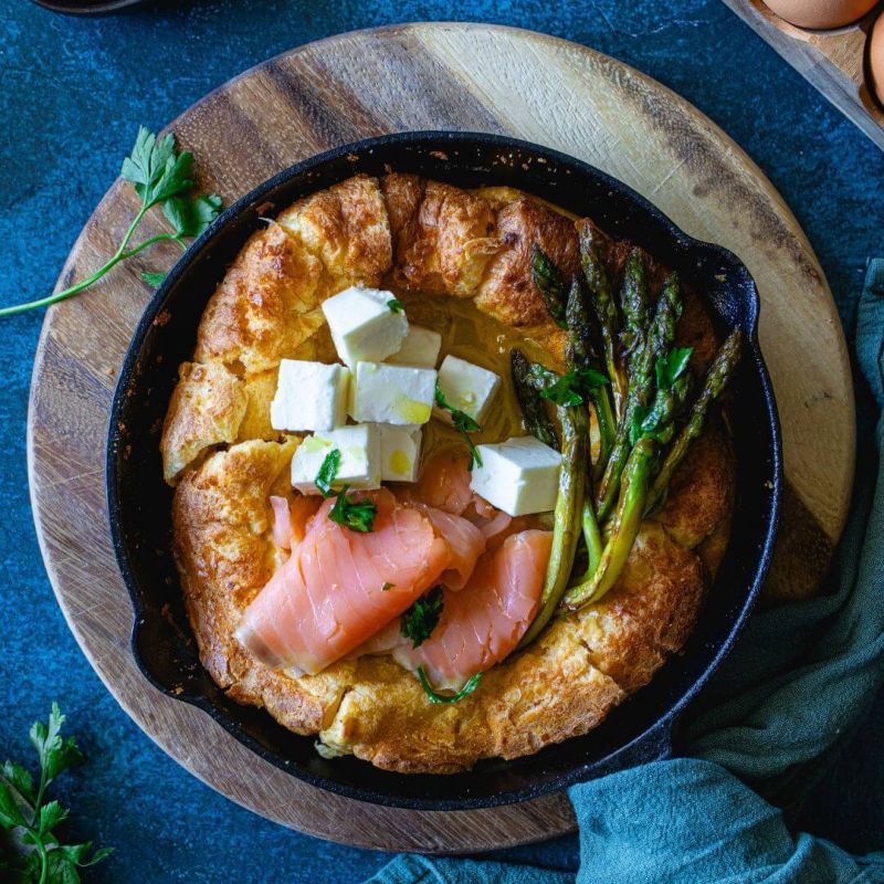 Dutch baby pancake con asparagi, feta e salmone