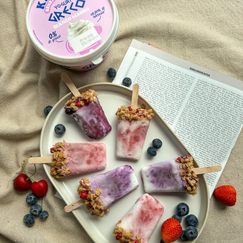 Gelati allo yogurt greco e frutti di bosco