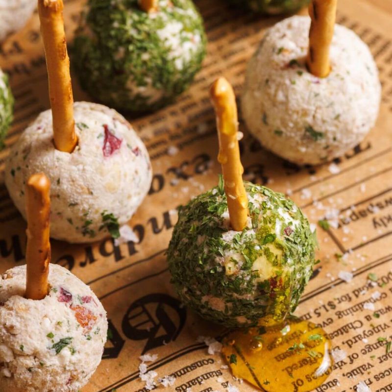 Cheese balls di spalmabile con feta, frutta secca e miele