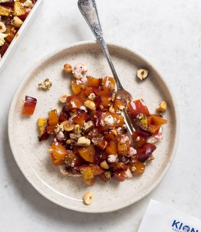 Pesche noci al forno con feta, miele e nocciole