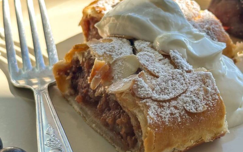 Strudel ai fichi con yogurt greco