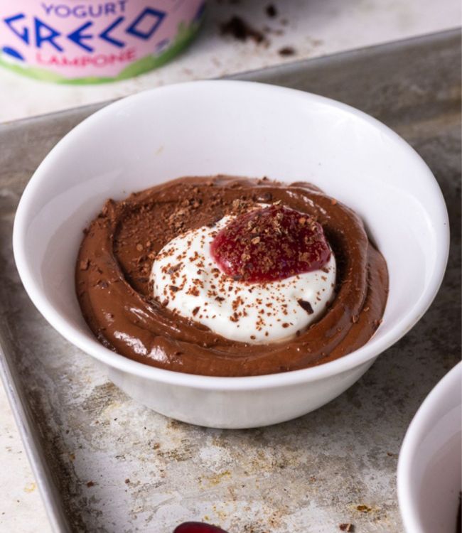 Mousse al cioccolato e yogurt greco al lampone