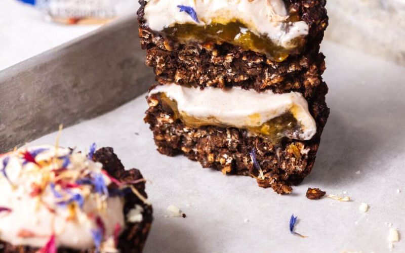 Cestini di avena al cacao con yogurt greco al gusto sachertorte