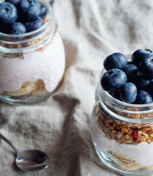 close-up-granola-with-fruits-table