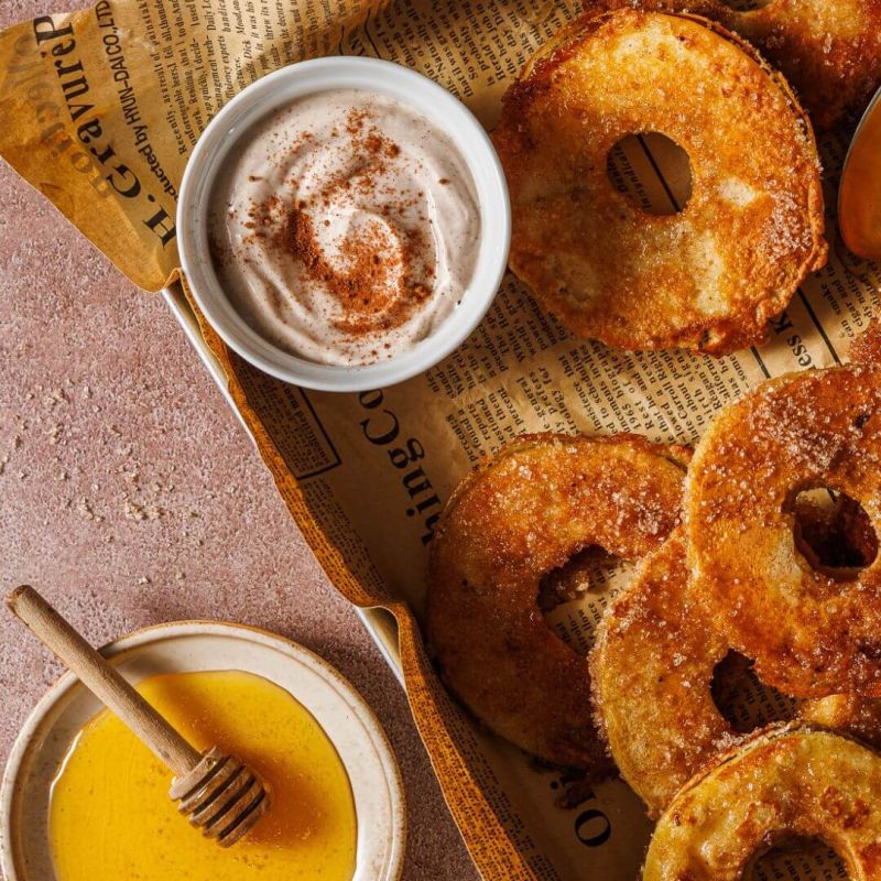 Frittelle di mela con yogurt greco senza lattosio e cannella