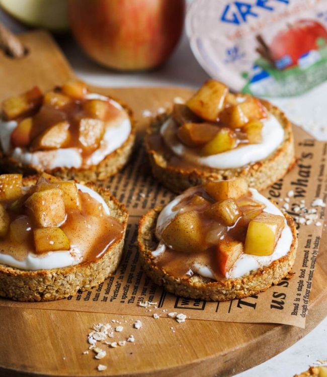 Crostatine alle mele con yogurt greco e crema di cannella