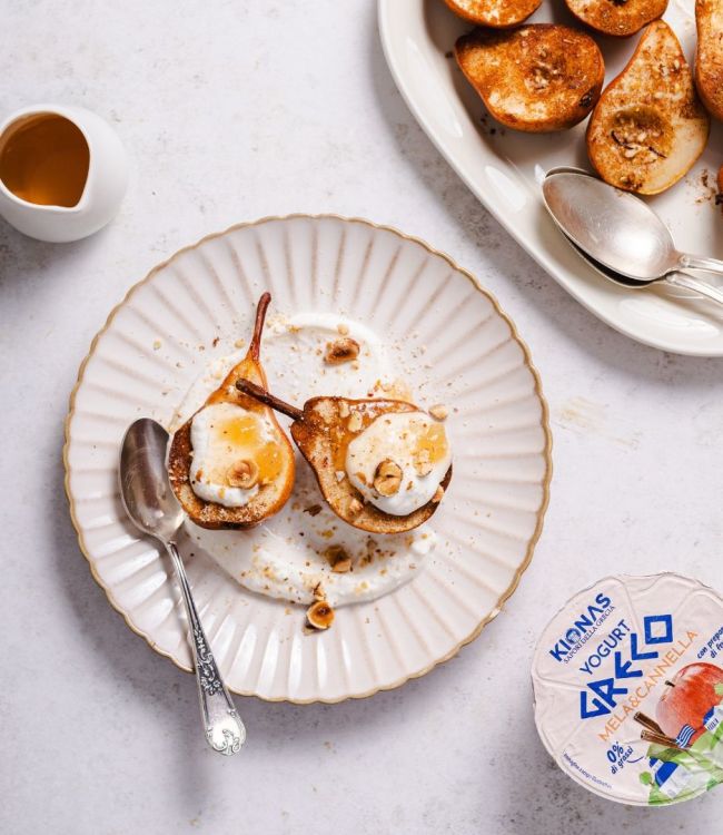 Pere alla cannella con yogurt greco