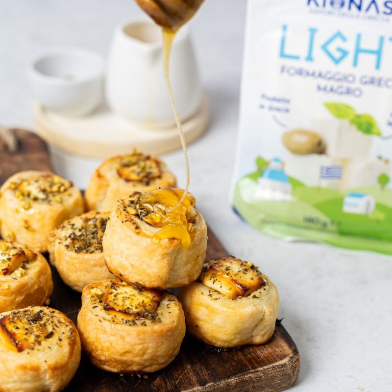 Mini appetizer di formaggio greco, miele e pistacchio