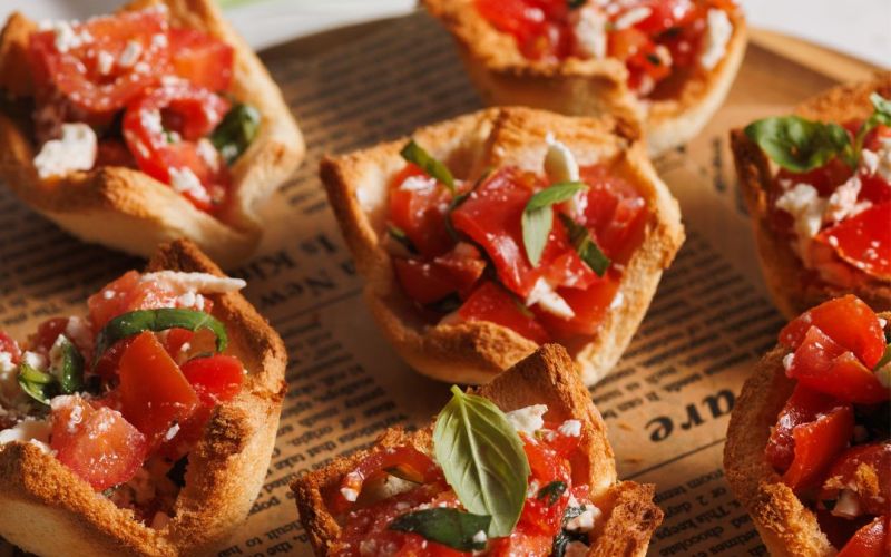 Cestini di pane con formaggio greco light e pomodorini