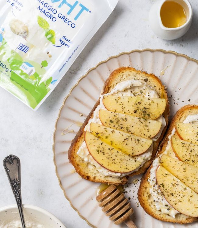 Toast con crema di formaggio greco light dolce