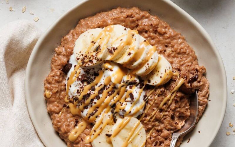 Porridge al cioccolato con banana, yogurt greco e burro di arachidi