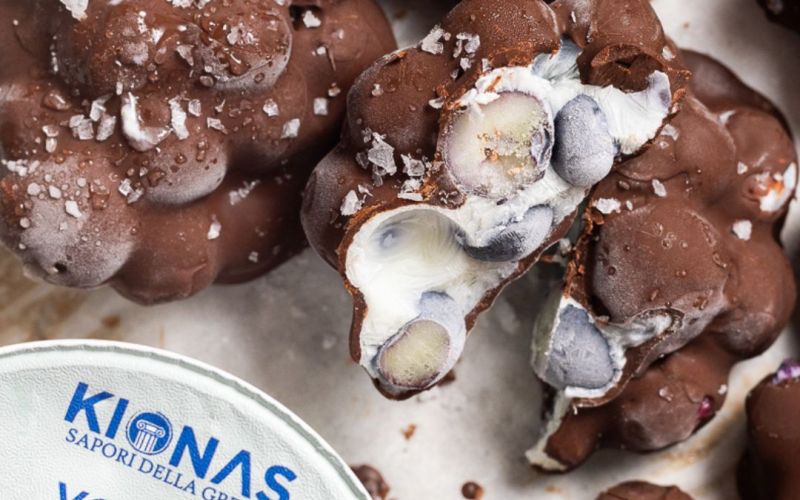 Clusters ai mirtilli e yogurt greco al cocco ricoperti di cioccolato