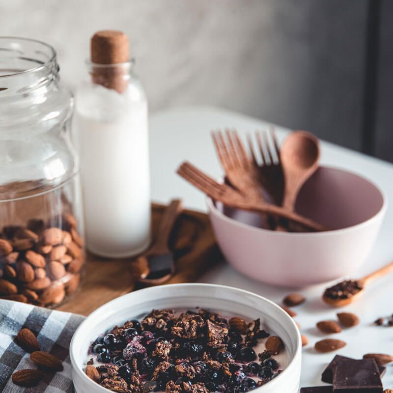 Breakfast bowl con yogurt greco al caffè e cioccolato