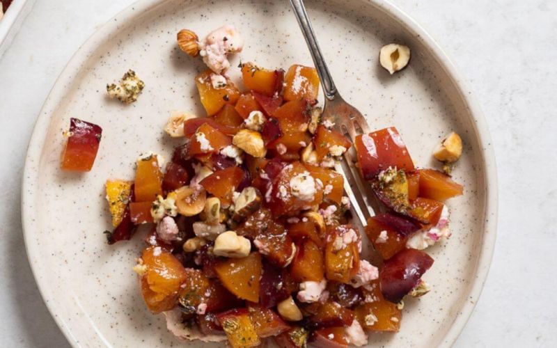 Pesche noci al forno con feta, miele e nocciole