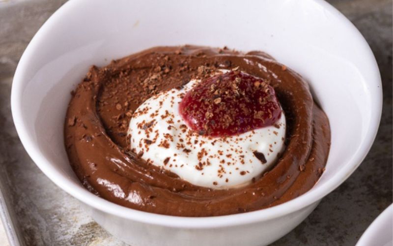 Mousse al cioccolato e yogurt greco al lampone