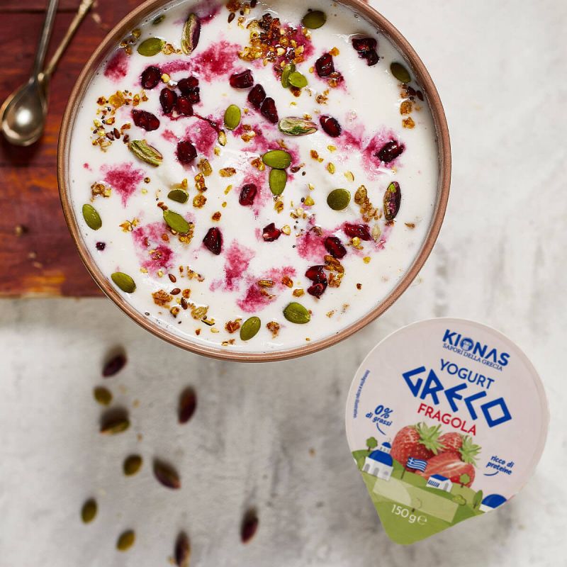 Deliziosa smoothie bowl alla fragola con yogurt greco