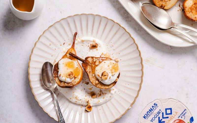 Pere alla cannella con yogurt greco