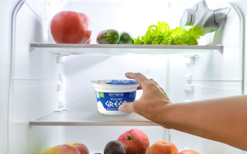 Yogurt greco aperto: quanto dura in frigo? I consigli di Kionas per una buona conservazione