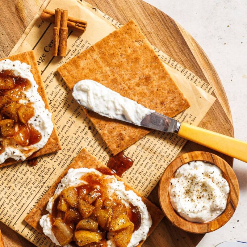 Crostini con pere caramellate e spalmabile con feta