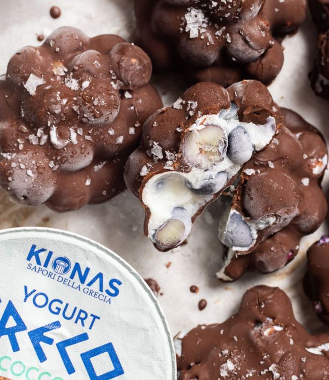 Clusters ai mirtilli e yogurt greco al cocco ricoperti di cioccolato