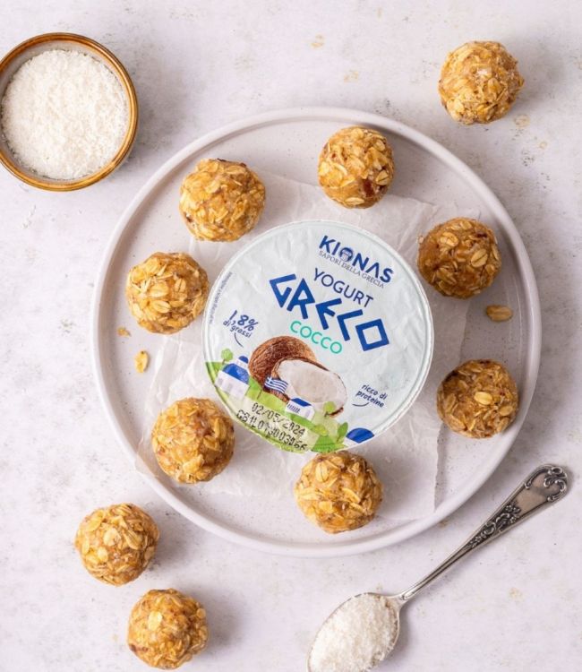 Raw balls con yogurt greco al cocco e arachidi