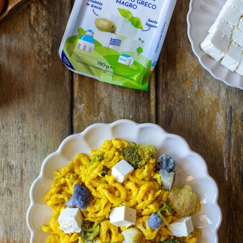 Spätzle alla curcuma con verdure invernali e formaggio greco light