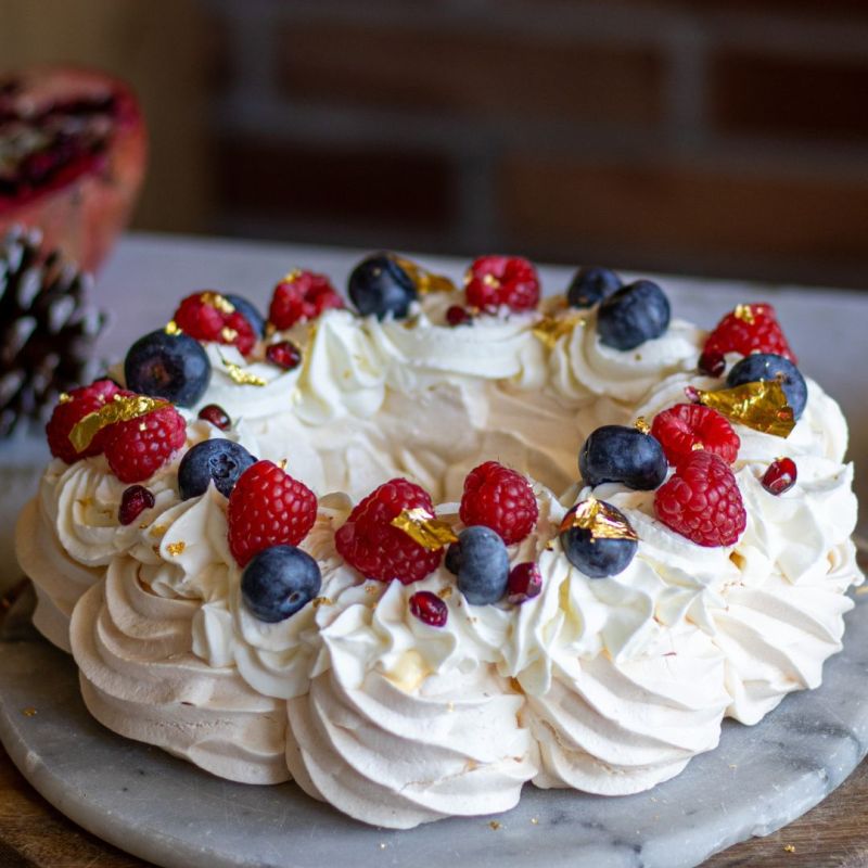 Pavlova con crema allo yogurt senza lattosio e frutti di bosco