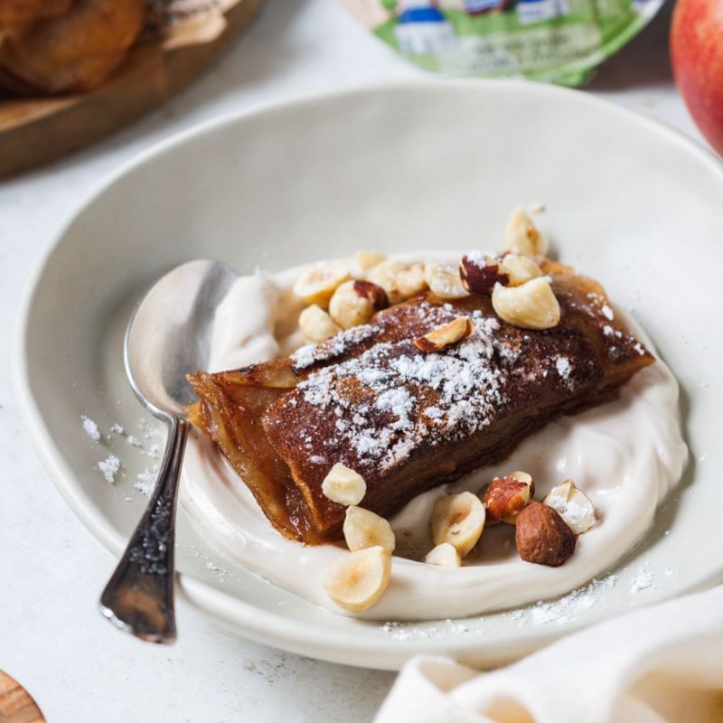 Torta invisibile alle mele con yogurt greco alla nocciola