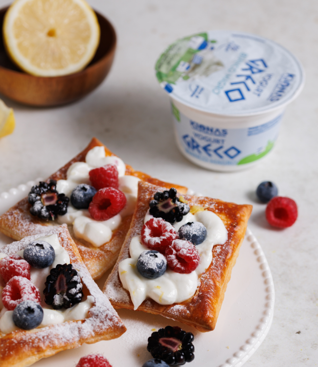 Sfogliatine di yogurt con frutti rossi e limone
