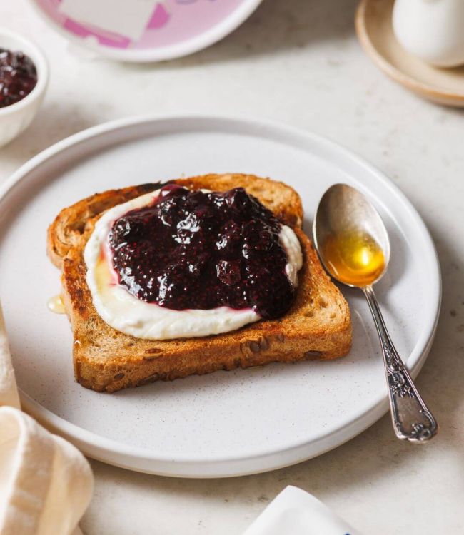 Crema di feta dolce con marmellata di mirtilli