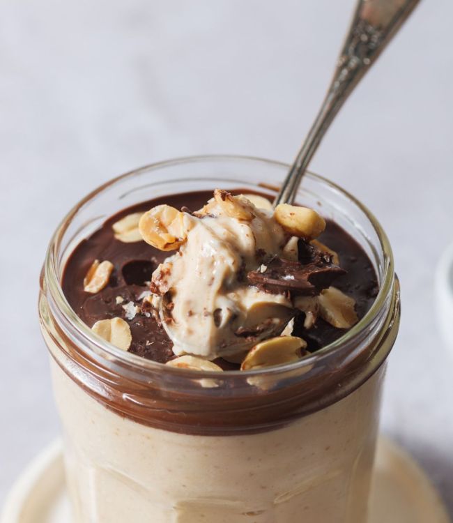 Budino di yogurt greco con burro di arachidi e cioccolato fondente