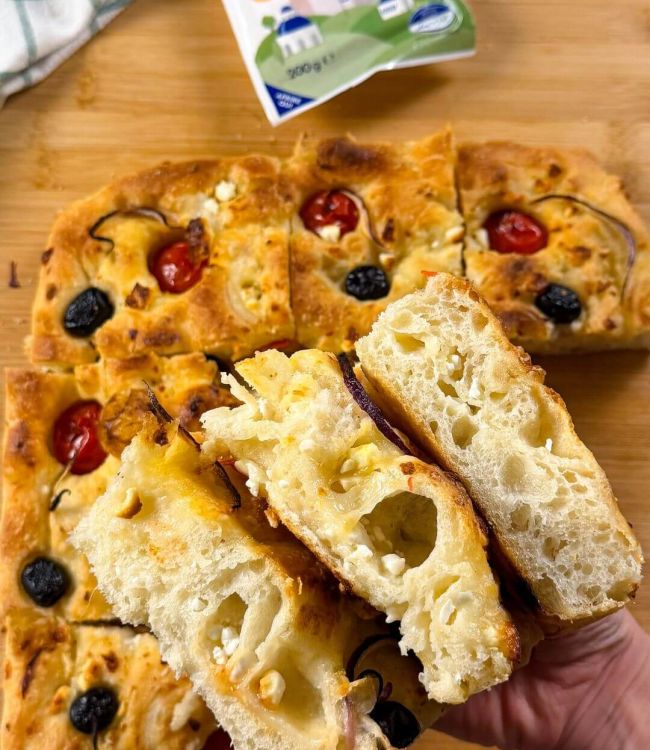 Focaccia con Feta DOP, pomodorini e olive