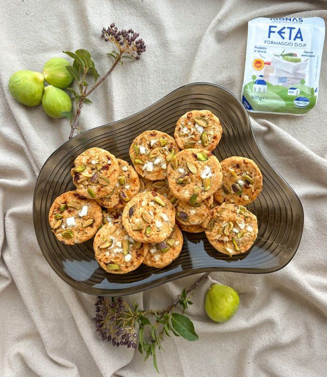 Cookies salati con feta, pistacchi e pomodori secchi