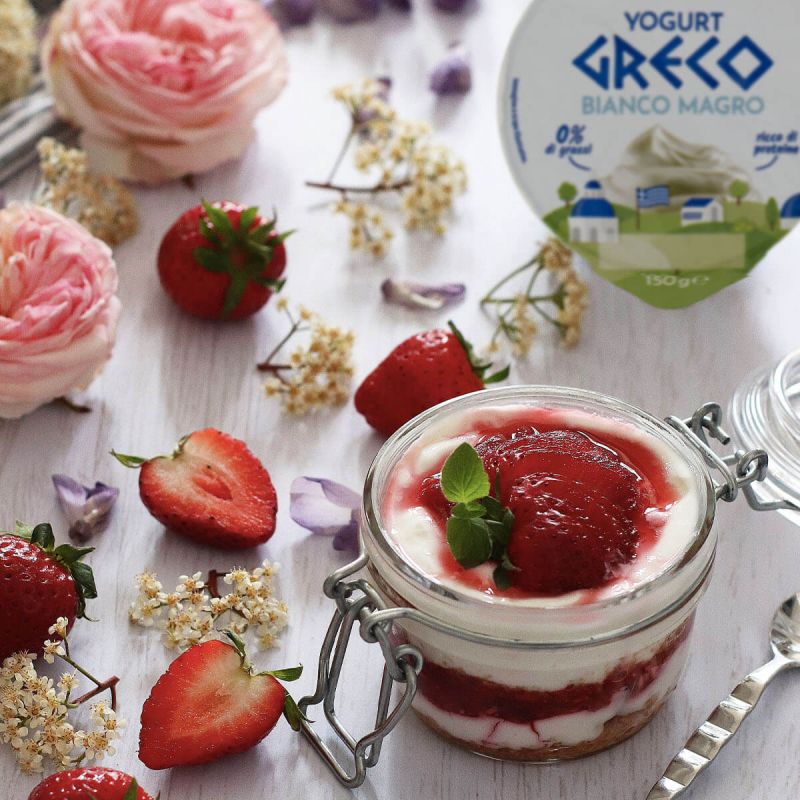 Cheesecake in vasetto con yogurt greco, fragole e amaretti