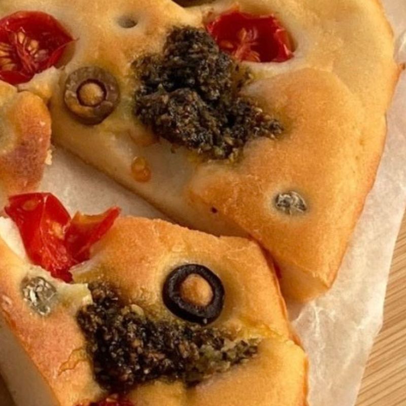 Focaccia fit allo yogurt greco con pomodorini, capperi e olive