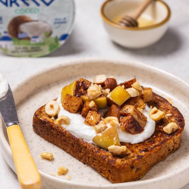 French toast con yogurt greco al cocco Kionas, mele alla cannella e nocciole