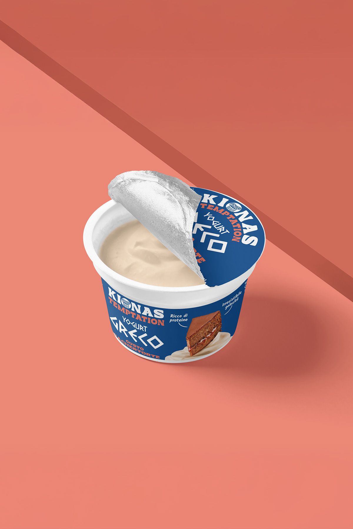 Yogurt greco Kionas gusto Sachertorte, con crema compatta e vellutata, arricchita da albicocca e cioccolato fondente