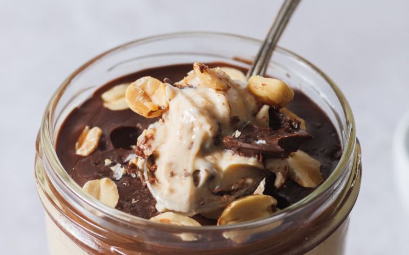Budino di yogurt greco con burro di arachidi e cioccolato fondente